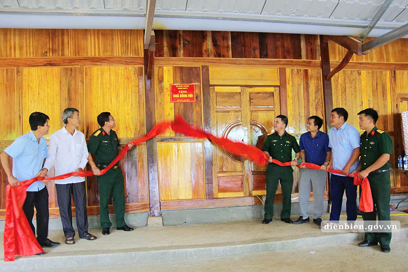Representatives of the Provincial Military Command, Area 4 Defense Command and leaders of Pu Nhung commune held the ribbon to inaugurate the comrade's house for soldier Vu A Hung. Photo: Dien Bien Provincial e-Portal