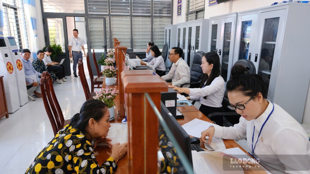 Ca Mau has not yet had a policy to continue arranging commune-level administrative units. In the photo, the Public Administrative Service Center of Tan Thanh ward, Ca Mau province solves administrative procedures for people. Photo: Phong Linh