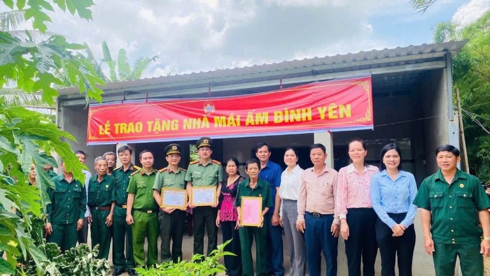 The Ho Chi Minh City Police Trade Union has just organized the donation of a "Peaceful Home" house to the family of Mr. Dinh Van Thanh in An Ninh commune (Tay Ninh province). Photo: Nguyen Khac Diep / Ho Chi Minh City Police Trade Union