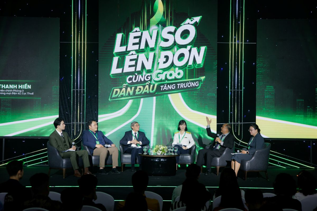 Experts attending the seminar provided practical information on tax policies for business partners. Photo: Grab