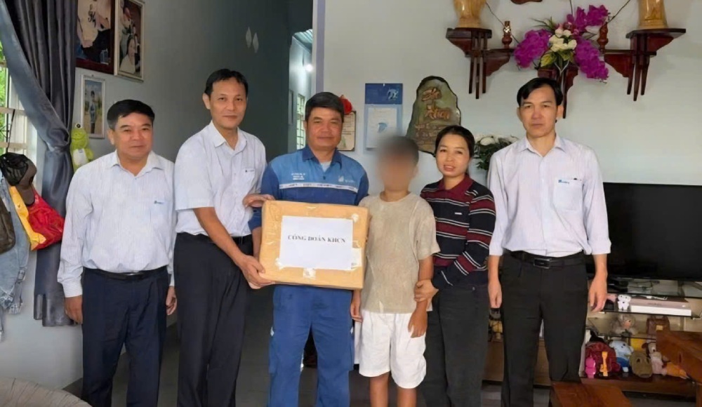 Le syndicat VNPT Dak Lak a donné des marqueurs pour lire et apprendre l'anglais à Kien Bkrong - fils de M. YBLech Nie (personnel technique, Buon Ho - Centre de télécommunications de Krong Buk, Télécommunications de Dak Lak). Photo : Thanh Hien/Syndicat VNPT