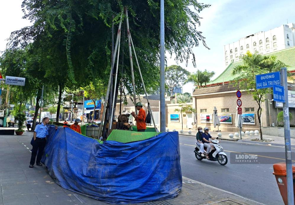 Vỉa hè đường Hai Bà Trưng được quây rào để khoan khảo sát địa chất tuyến Metro số 4. Ảnh: Minh Quân