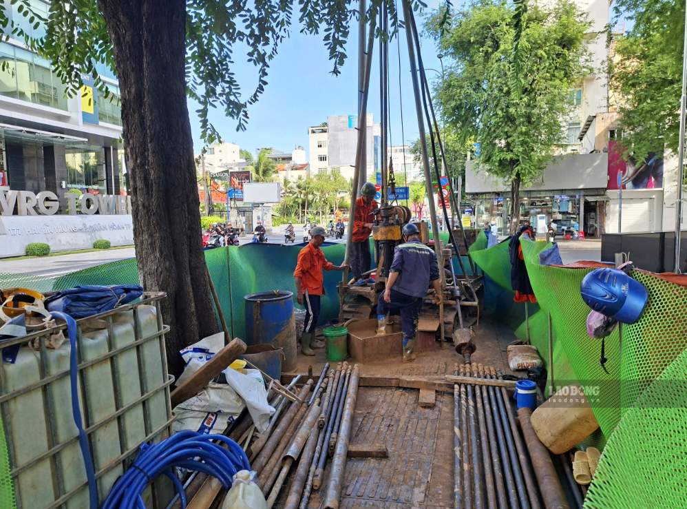 Geological survey drilling activities on Metro Line 4 on the sidewalk of Hai Ba Trung street (Saigon ward, Ho Chi Minh City). Photo: Minh Quan