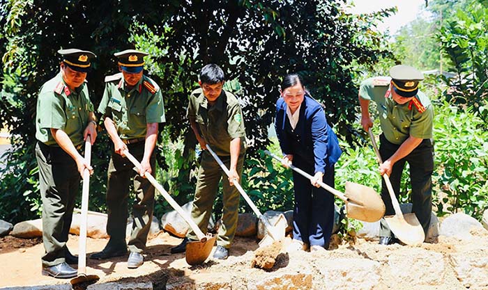 Delegates perform the groundbreaking ceremony for the construction of gratitude houses. Photo: Khanh Hoa Provincial Police e-Portal