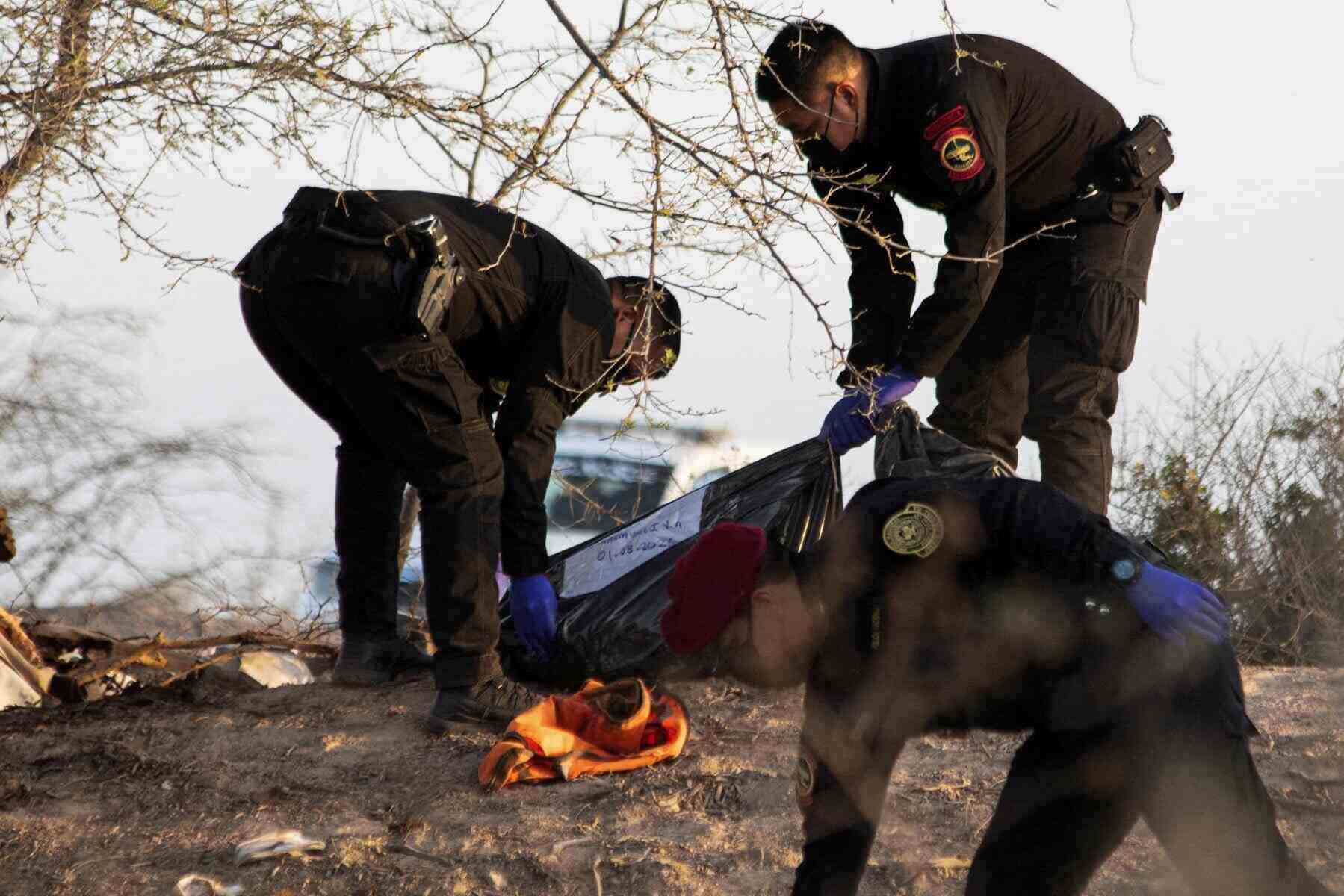 La police et les médecins légistes travaillent sur les lieux du crash d'avion dans le district de Vista Alegre, province de Nazca (Pérou), le 1er août 2026. L'accident a tué les 13 personnes à bord de l'avion. Photo: AFP