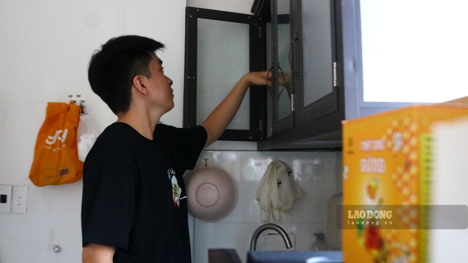 Although the landlord charged high electricity prices, the tenants still did not dare to speak out for fear of not having a place to live. Photo: Tuyet Lan