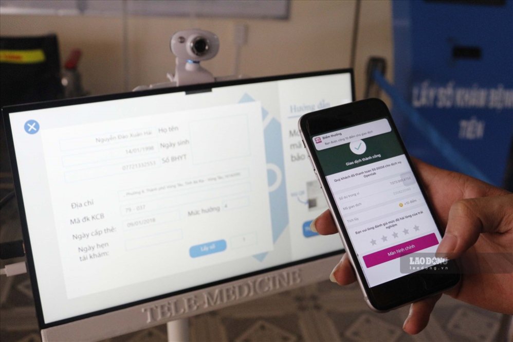 As of the end of December 2025, 52 organizations have been licensed to provide intermediary payment services. In the photo, people pay hospital fees with e-wallets. Photo: Quynh Nhu
