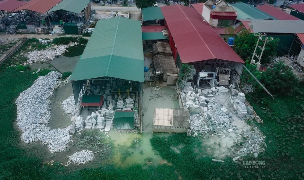 Pollution in the stone craft village in Vinh Loc district (old), Thanh Hoa province. Photo: Tuan Minh