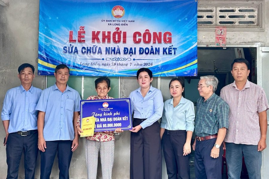 Hỗ trợ sửa chữa nhà Đại đoàn kết cho một trường hợp khác trên địa bàn xã Long Điền. Ảnh: MTTQVN xã Long Điền