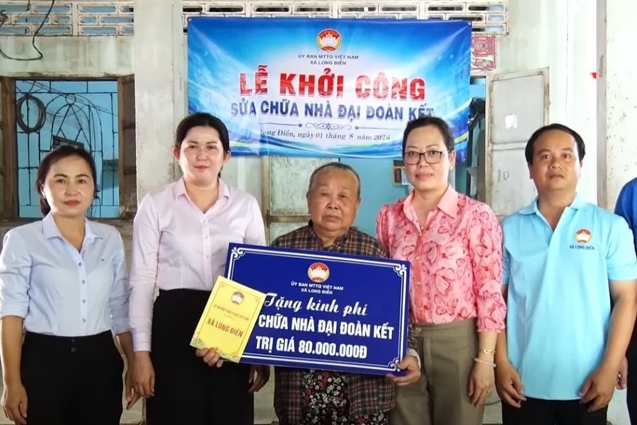 The Vietnam Fatherland Front Committee of Long Dien commune (HCMC) supports the repair of Great Solidarity houses for households in difficult circumstances. Photo: Vietnam Fatherland Front Committee of Long Dien commune