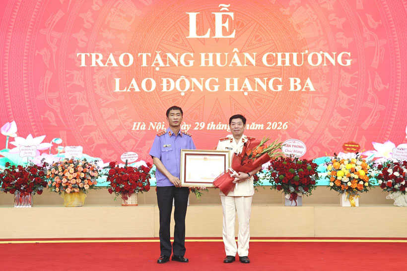 Mr. Nguyen Duy Giang (left) presents the Third-class Labor Medal of the President to Mr. Nguyen Van Dung. Photo: Law Protection Newspaper