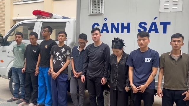 Subjects in the line of producing, mixing and illegally trading Etomidate drugs disguised as e-cigarettes (Pod Chill). Photo: PC04