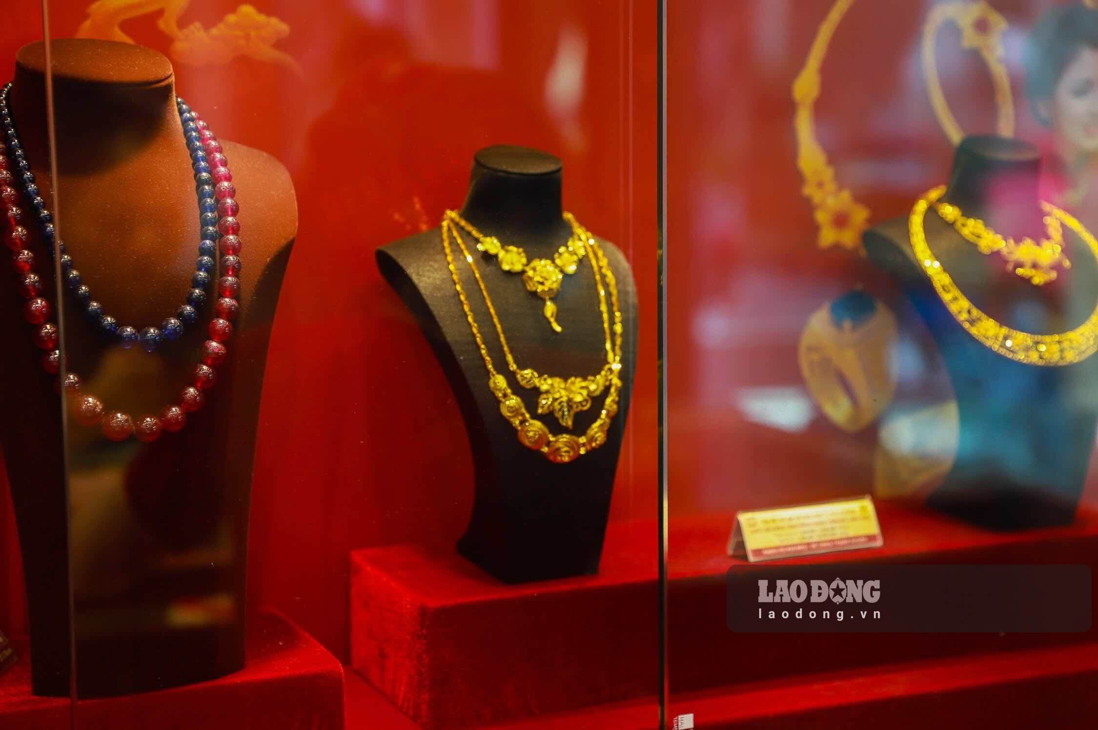 World gold prices closed the week at 4,041.7 USD/ounce after falling nearly 50 USD compared to the beginning of the week, the market is waiting for US economic data and new signals from the Fed to determine the next trend. Photo: Phan Anh