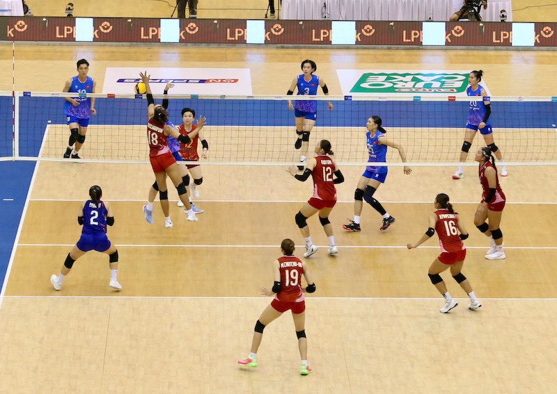 Vietnamese women's volleyball team competes for the SEA V.Cup 2026 championship with Thailand. Photo: VFV