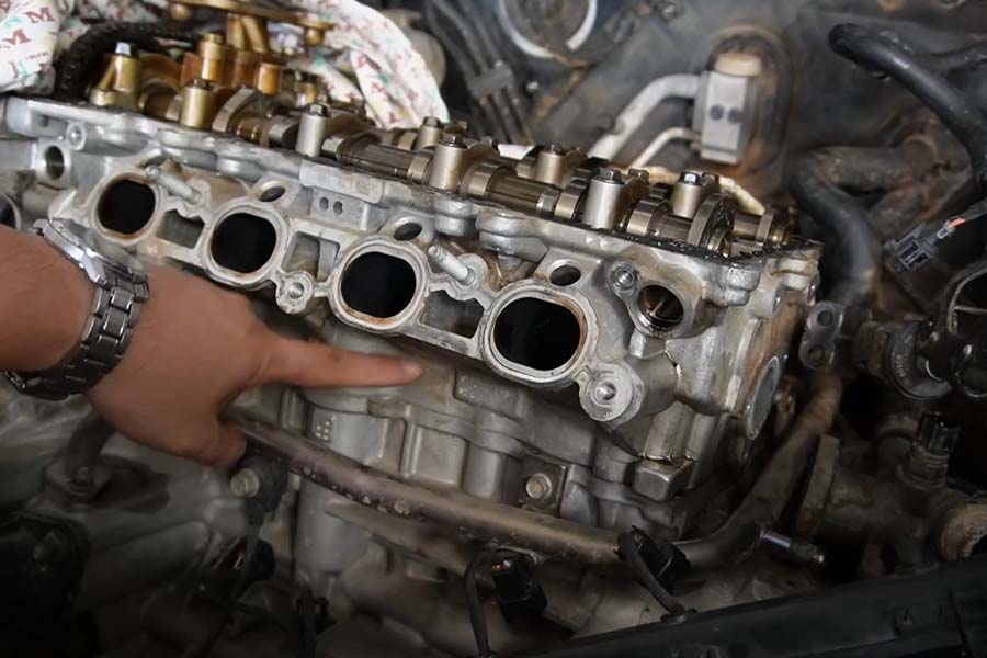 Coolant water leakage is an incident that many drivers are subjective about, but if they continue to operate, the engine may overheat, blow the engine cover and cause serious damage. Photo: NVCC