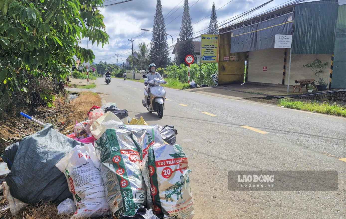 Sau hơn 1 ngày tạm dừng thu gom, rác thải tại một số khu vực trên địa bàn phường 1 Bảo Lộc bắt đầu ùn ứ. Ảnh: Phúc Khánh