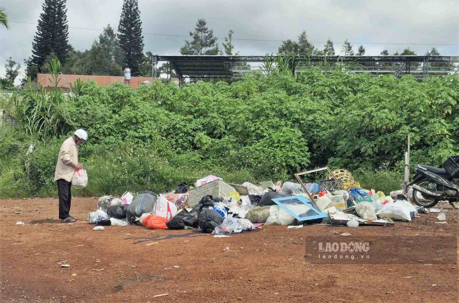 Temporarily stopping collection will potentially cause waste to accumulate, causing environmental pollution and unsightliness. Photo: Phuc Khanh