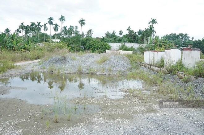 Many people have not yet handed over land to construct the road project connecting Thach Bich bridge to Tho Phong commune, one of the key projects of Quang Ngai province. Photo: DONG GIANG