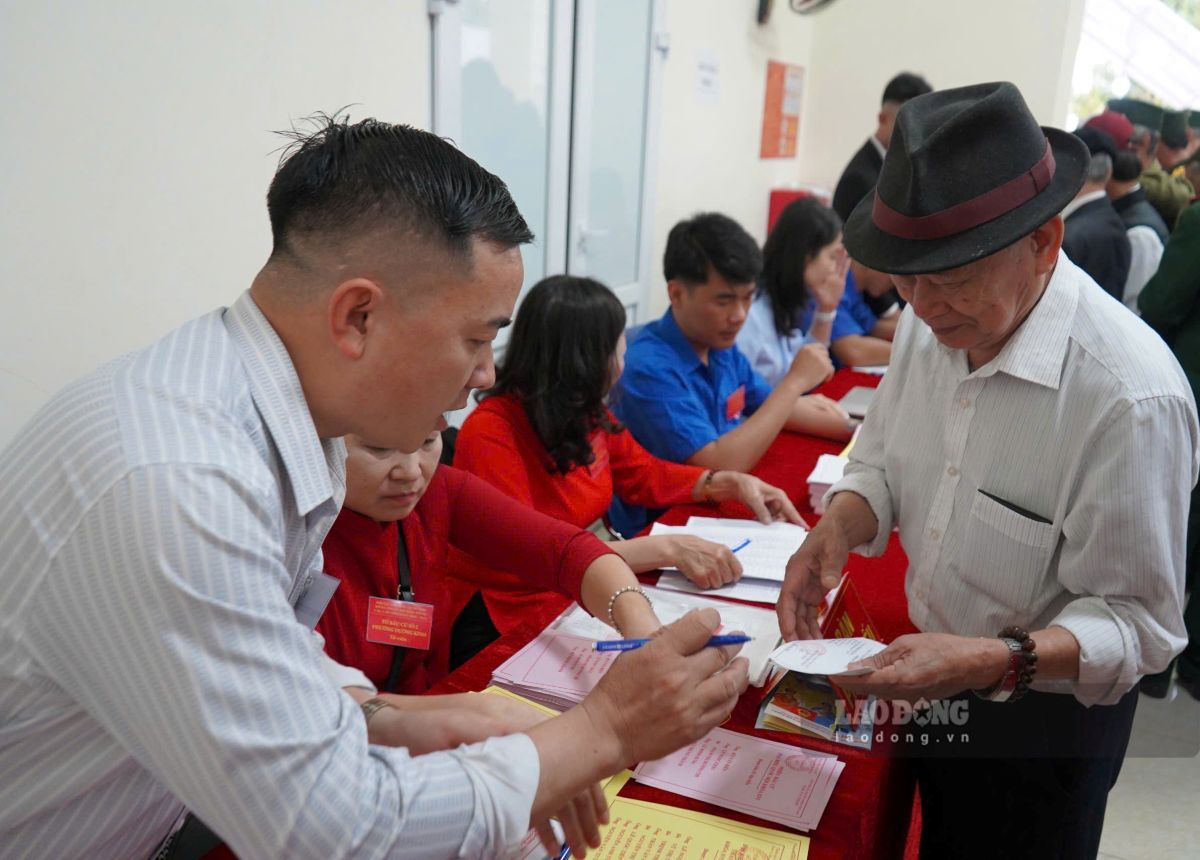 Hai Phong supports village and residential group officials to quit their jobs. Photo: Mai Dung