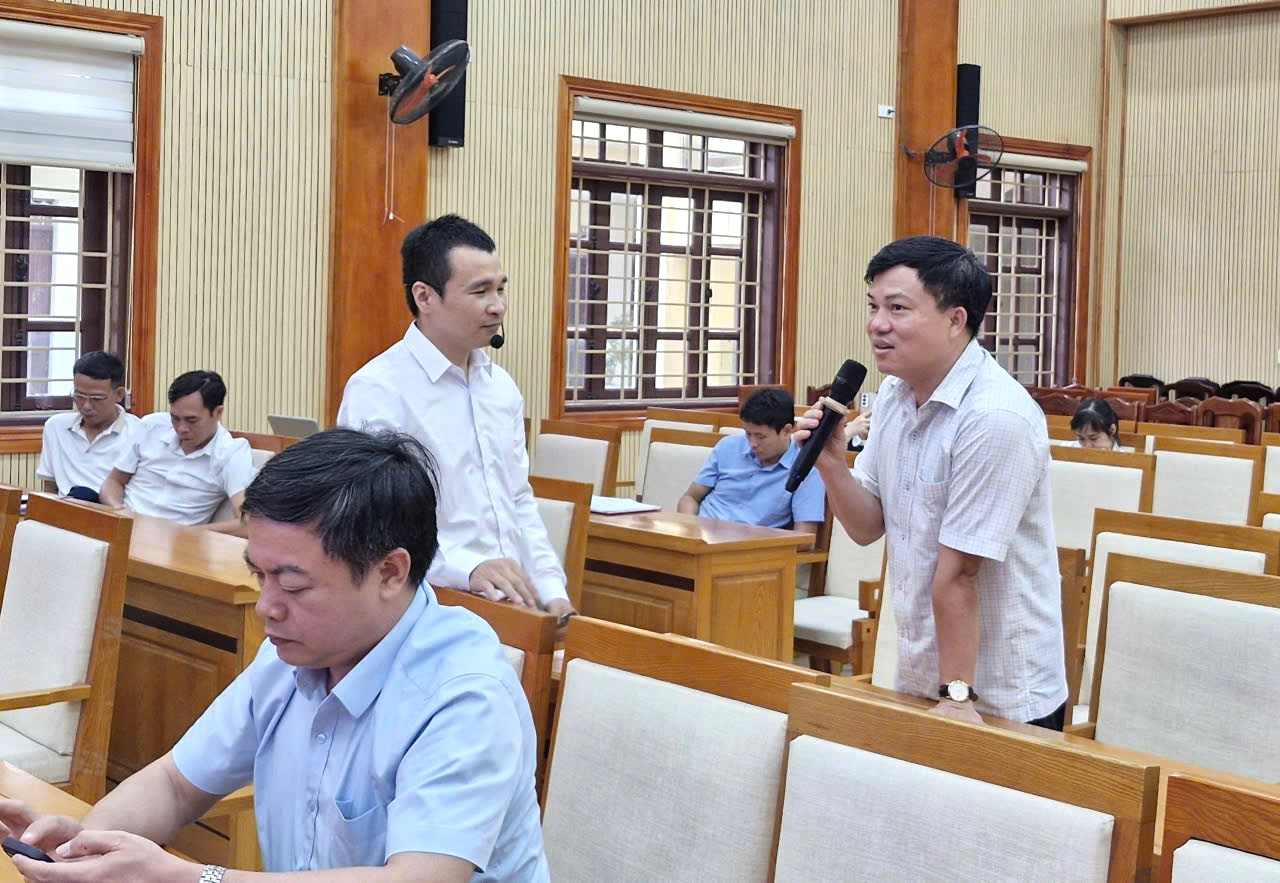 Cán bộ, công chức phường Phố Hiến tham gia lớp tập huấn kỹ năng ứng dụng trí tuệ nhân tạo (AI) trong công tác chuyên môn.