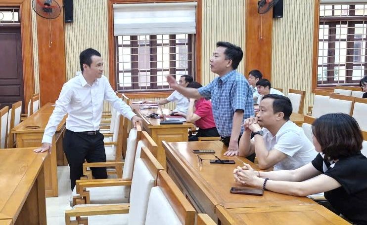 Officials and civil servants of Pho Hien ward exchange at the training class on artificial intelligence (AI) application. Photo: Pho Hien ward