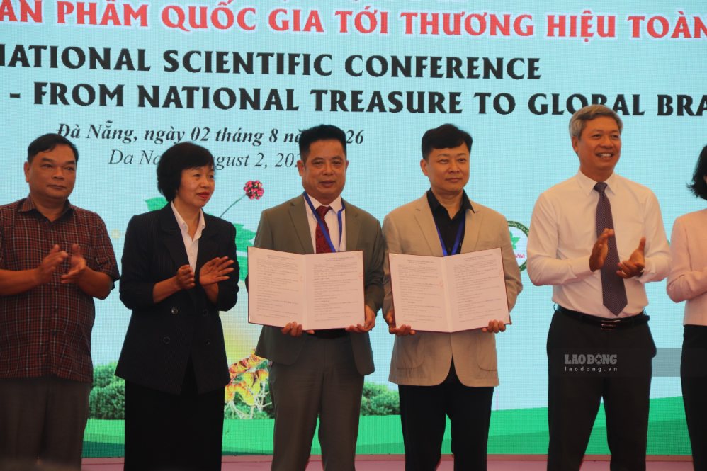 Đại diện các đơn vị tiến hành ký kết biên bản ghi nhớ hợp tác (MOU) về nghiên cứu và thương mại hóa các sản phẩm từ Sâm Ngọc Linh. Ảnh: Nguyễn Linh