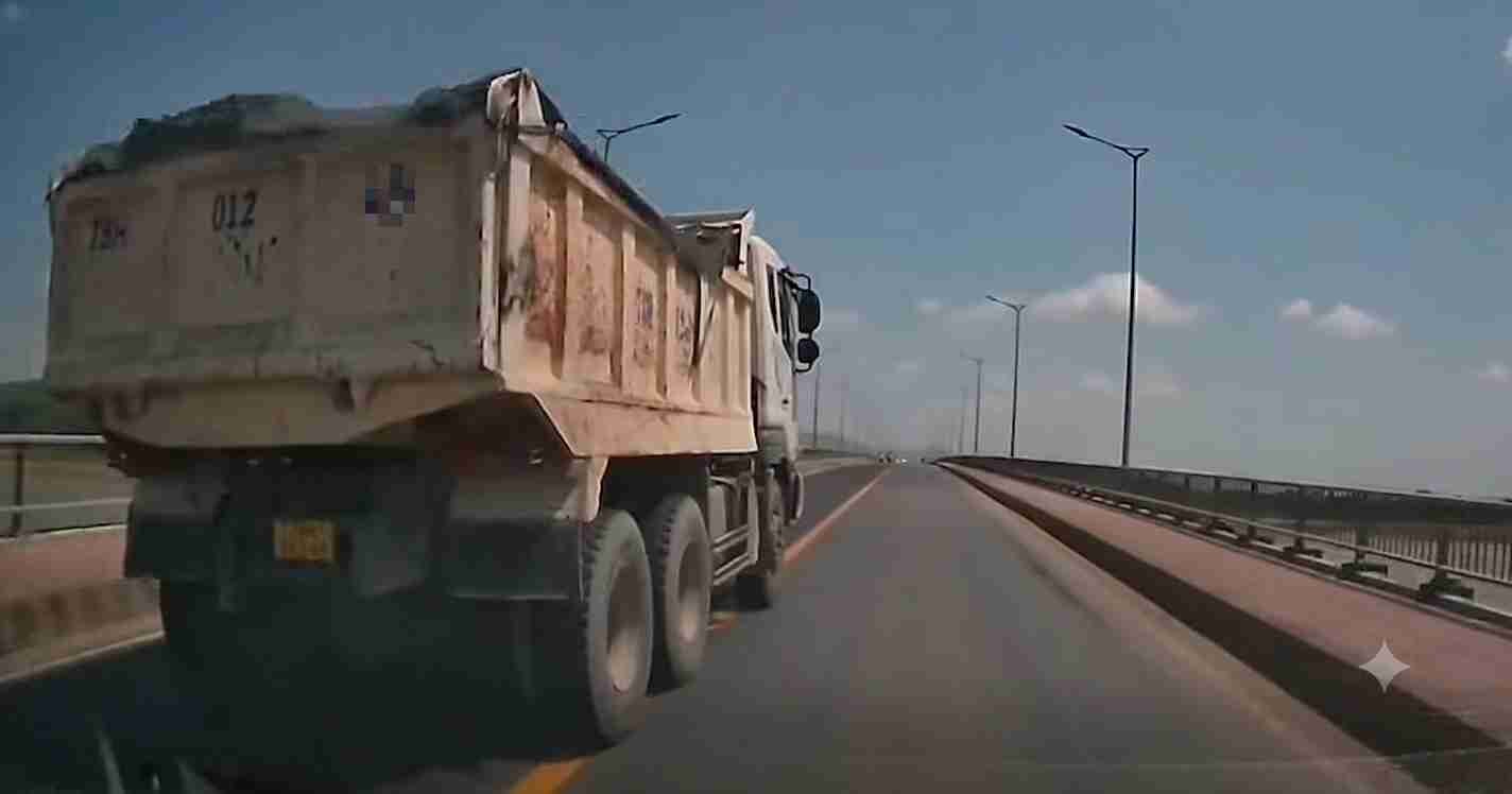 Driver driving a truck recklessly overtakes on a bridge in Dak Lak. Photo: Police provided