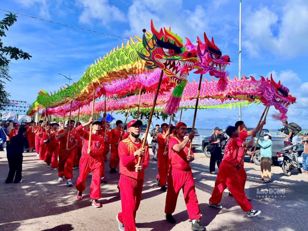 Ngư dân trong các bộ trang phục tham gia đoàn rước. Ảnh: Duy Tuấn 