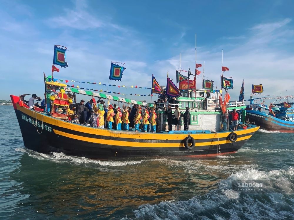Fishing boat carrying the offerings and offerings to Hon Lau. Photo: Duy Tuan