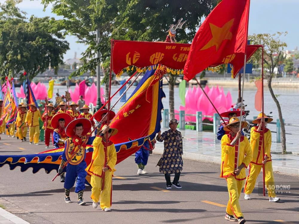 Đoàn rước diễu hành về Vạn Thủy Tú trong tiếng chiêng trống rộn ràng. Ảnh: Duy Tuấn 