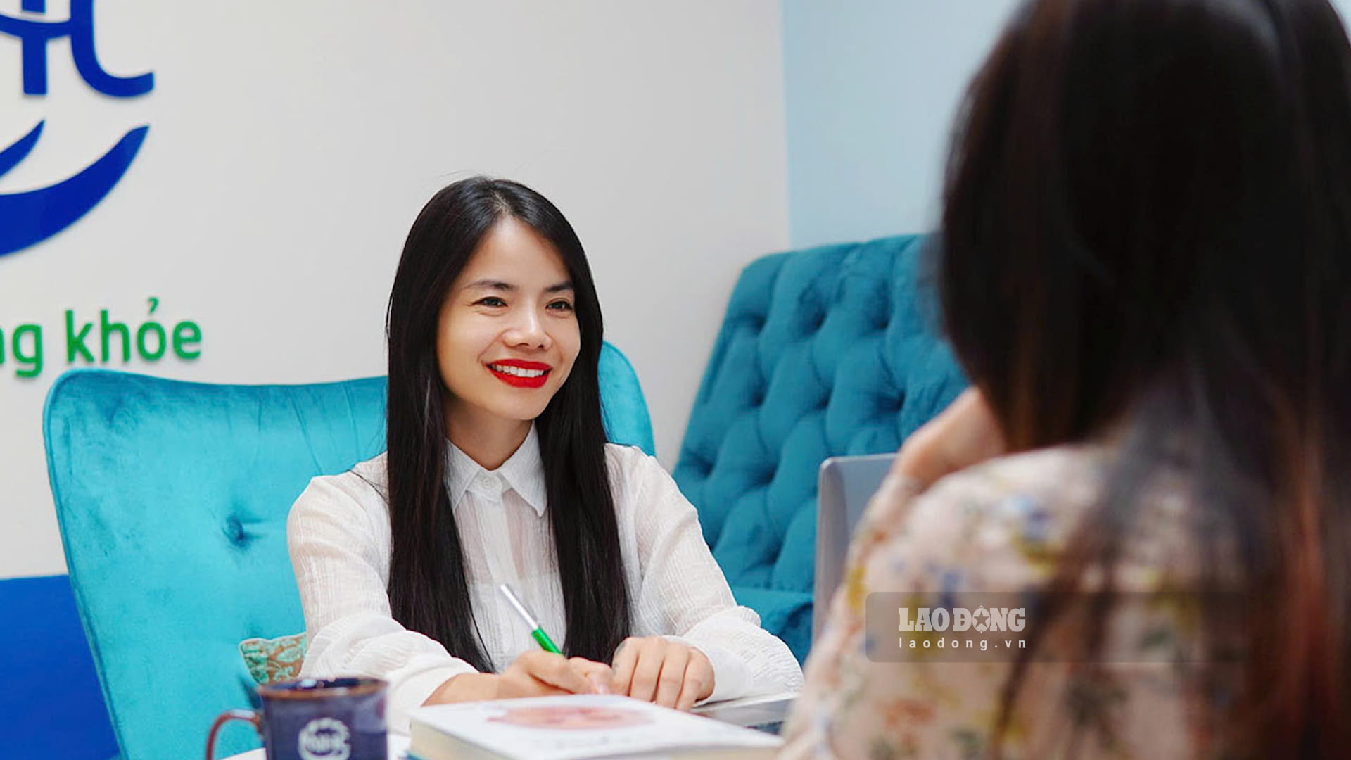 According to expert Mai Ngoc Quyen, curiosity and social media effects create the attraction of flashy content. Photo: Huyen Trang