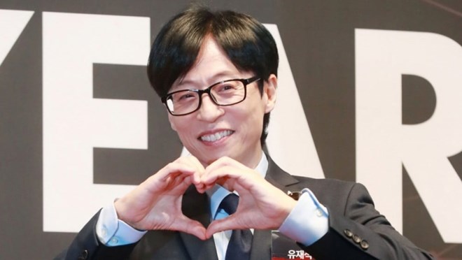 Le présentateur Yoo Jae Suk attire l'attention en payant des impôts le jour même du tournage de l'émission. Photo: Lotte
