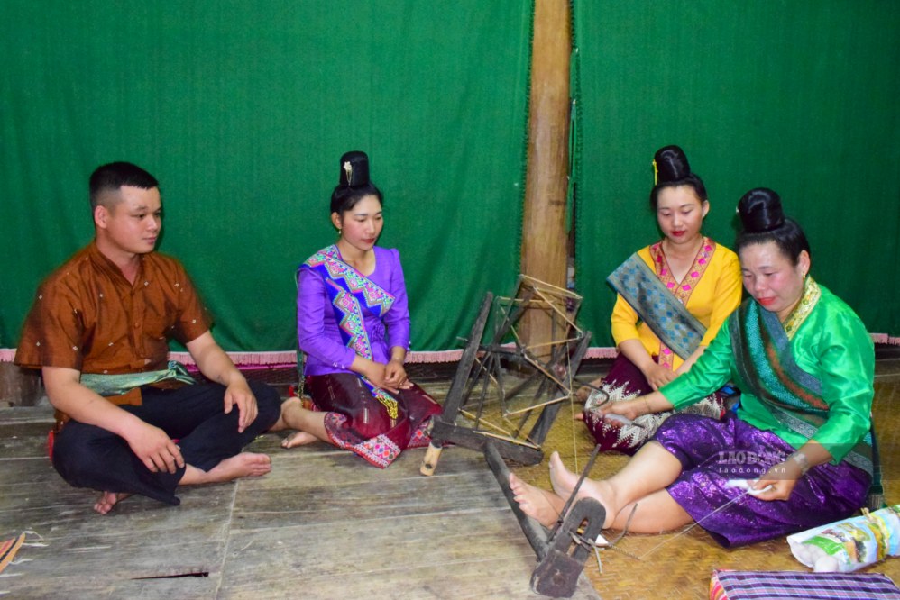 Người cao tuổi bản Mường Và, xã Sốp Cộp truyền nghề thêu khăn, dệt vải truyền thống của dân tộc Lào cho con cháu. Ảnh: Trường Sơn