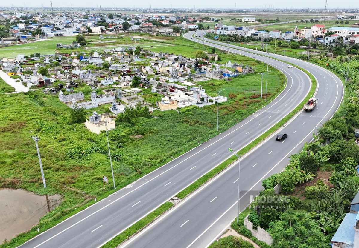 The development axis road connecting the old Nam Dinh coastal economic zone (now Ninh Binh province) with the Cau Gie - Ninh Binh expressway. Photo: Luong Ha