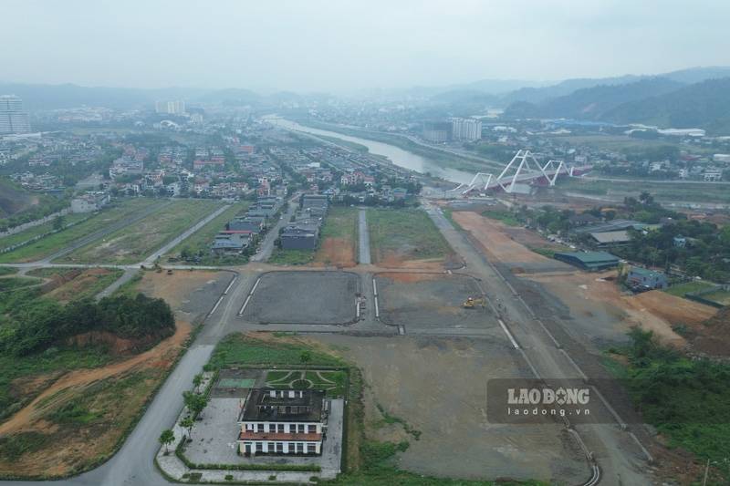 At the Tan Lap urban area project construction site, removing site clearance obstacles will help contractors accelerate, towards the goal of completion in 2026. Photo: Dinh Dai