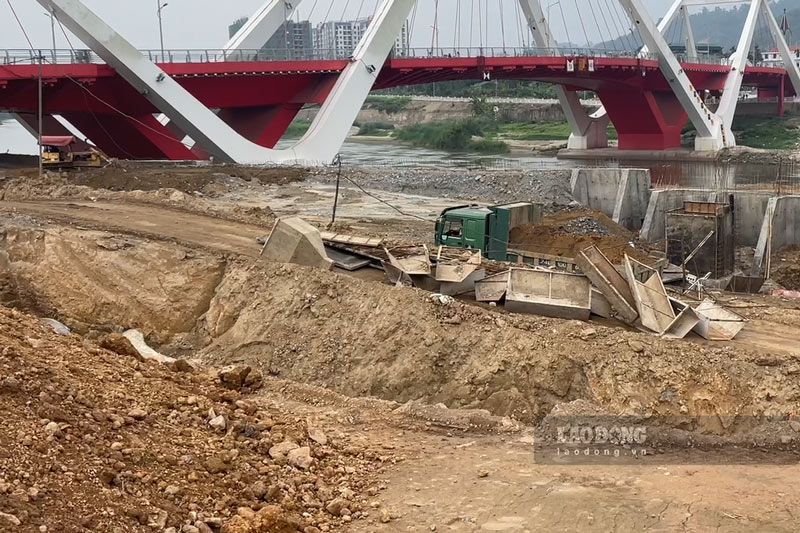 Hạng mục kè sông Hồng đang được tập trung thi công. Ảnh: Đinh Đại