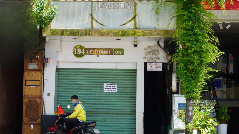 Some diamond shops in Ho Chi Minh City have not had any new announcements about the time to reopen. Photo: Ngoc Le