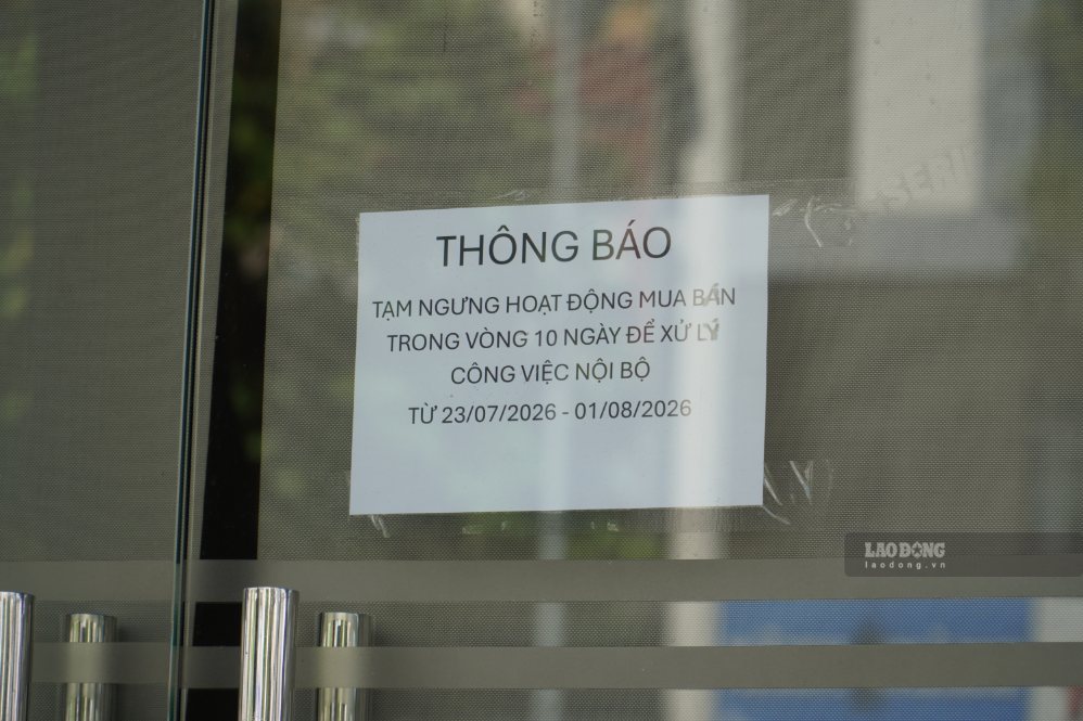 Thông báo tạm ngừng hoạt động vẫn được dán trước cửa một cửa hàng kim cương trên đường Nguyễn Văn Cừ.