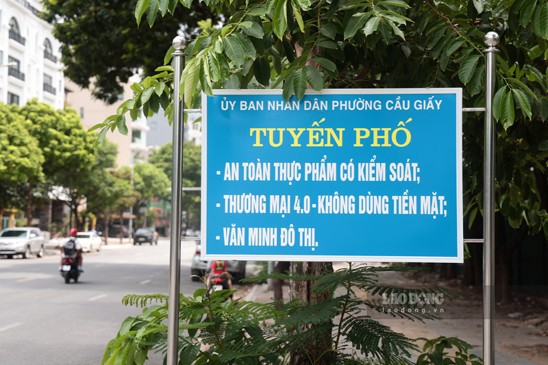 Tuyến phố Khúc Thừa Dụ hiện đang triển khai mô hình tuyến phố an toàn thực phẩm, không dùng tiền mặt... Ảnh: Dương Anh