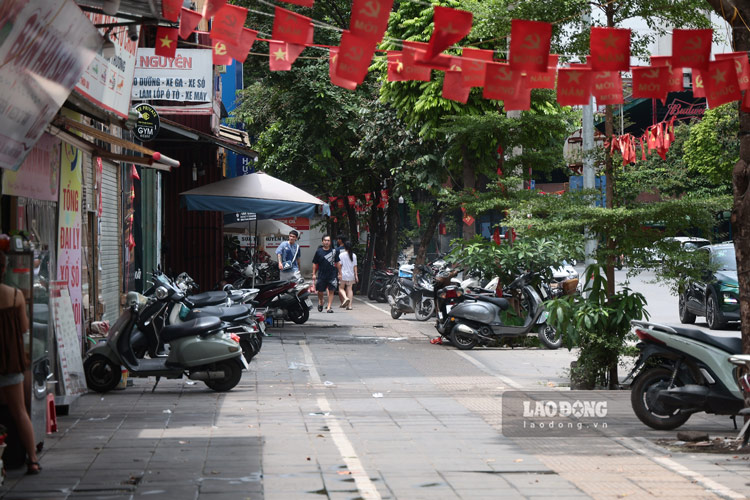 Vỉa hè trên phố Khúc Thừa Dụ. Ảnh: Dương Anh