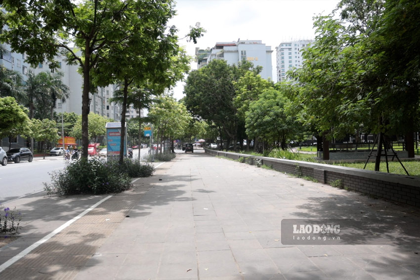 Khu vực vỉa hè phố Thành Thái tiếp giáp công viên Cầu Giấy thông thoáng sau khi được hạ rào. Ảnh: Dương Anh