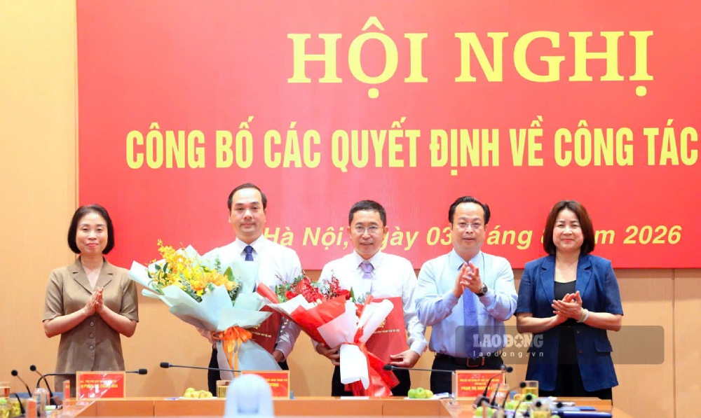 Hanoi City leaders present flowers to congratulate personnel who have been appointed and reappointed. Photo: Pham Dong