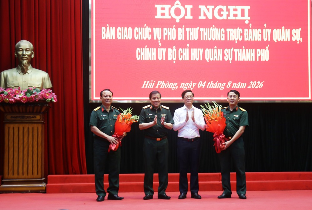 Lieutenant General Nguyen Duc Hung - Member of the Party Central Committee, Member of the Central Military Commission, Secretary of the Party Committee, Political Commissar of Military Region 3 and Mr. Pham Van Lap - Deputy Secretary of the City Party Committee, Chairman of the Vietnam Fatherland Front Committee of Hai Phong city congratulate the 2 military officers receiving the decision. Photo: quansu. haiphong. gov. vn