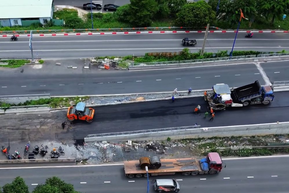 Trên công trường các công nhân đang thi công thảm nhựa, gắn lan can và hoàn tất những hạng mục cuối cùng. Ảnh: Anh Tú