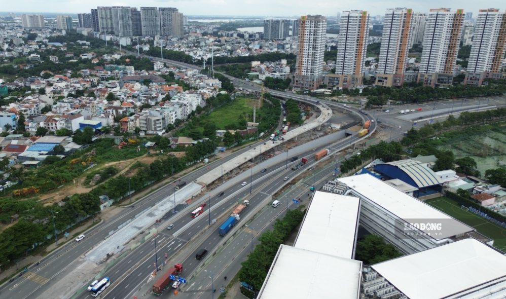Overview of the N4 bridge branch at An Phu intersection. Photo: Anh Tu