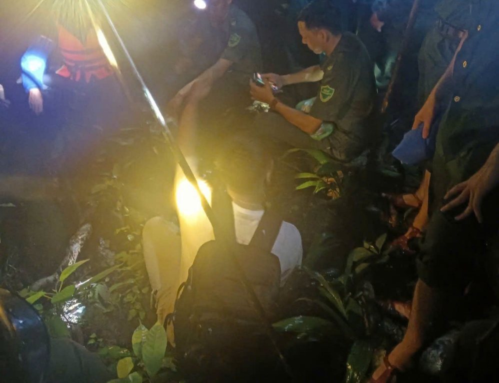 Slipping and losing direction while exploring the forest in Ba Na, Da Nang, a young man was safely rescued. Photo: Ba Na Police provided