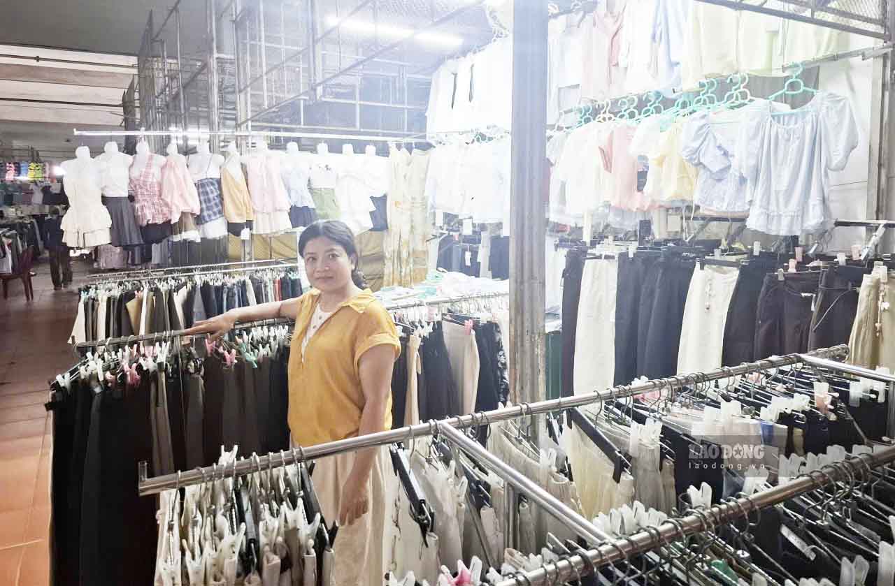 Chị Hương nói về việc khó khăn, ế ẩm khi bán quần áo ở chợ Hà Tĩnh. Ảnh: Trần Tuấn