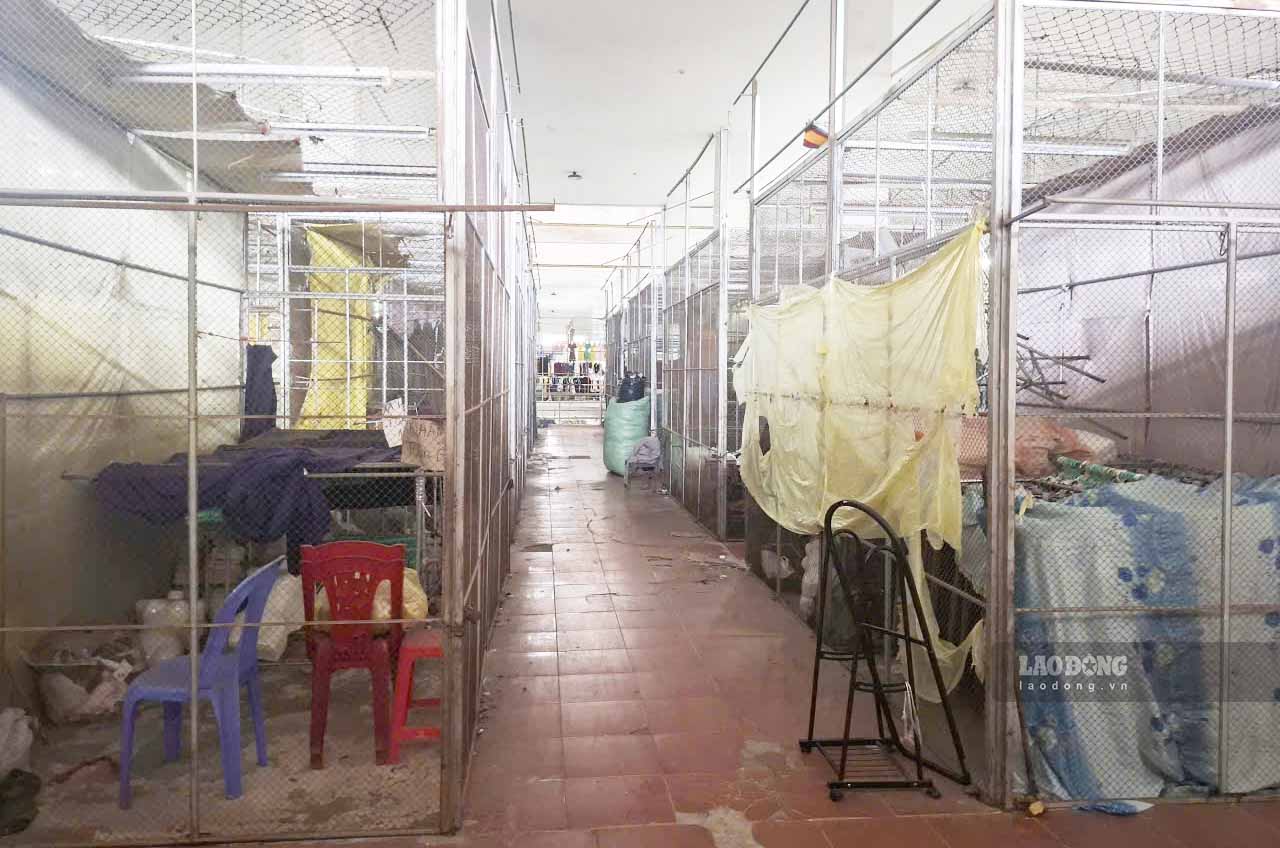 Nhiều ki ốt ở chợ Hà Tĩnh đóng cửa do buôn bán khó khăn. Ảnh: Trần Tuấn