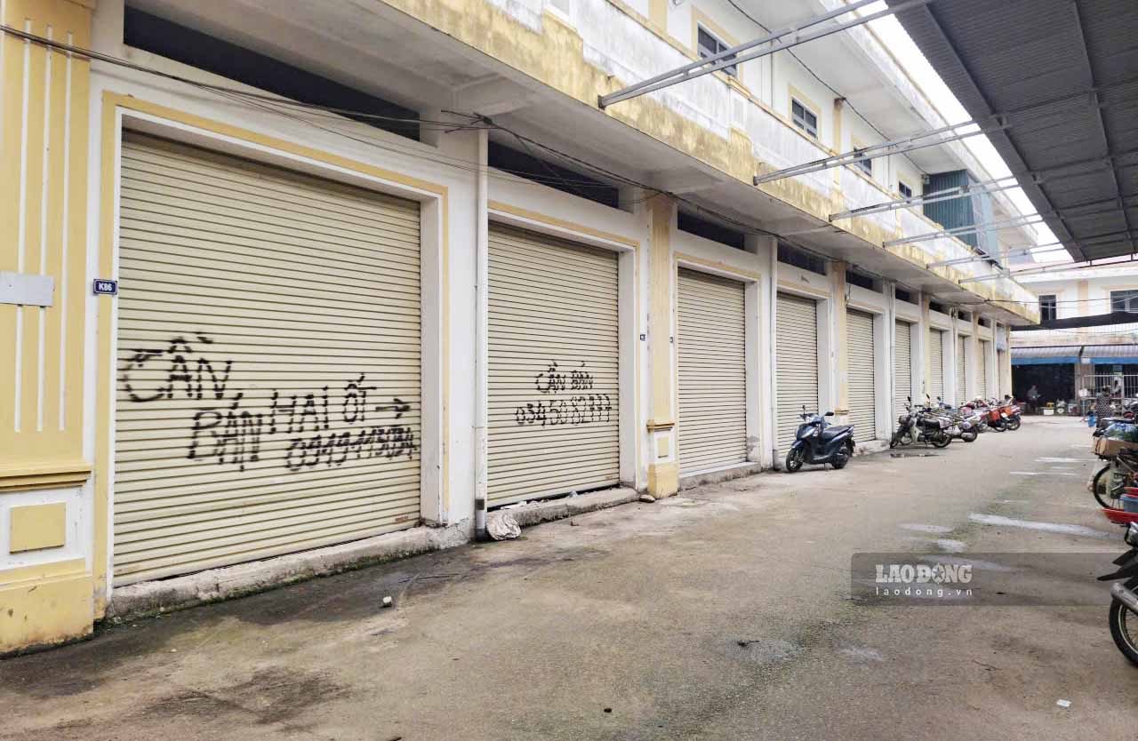 Business is difficult, many kiosks in Binh Huong market are closed, writing notices to resell to those in need. Photo: Tran Tuan