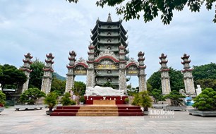 Du khách ghé chùa Linh Ứng chiêm bái, tham quan điểm đến tâm linh ở Đà Nẵng